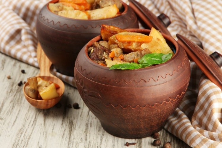 Свиной язык в горшочках