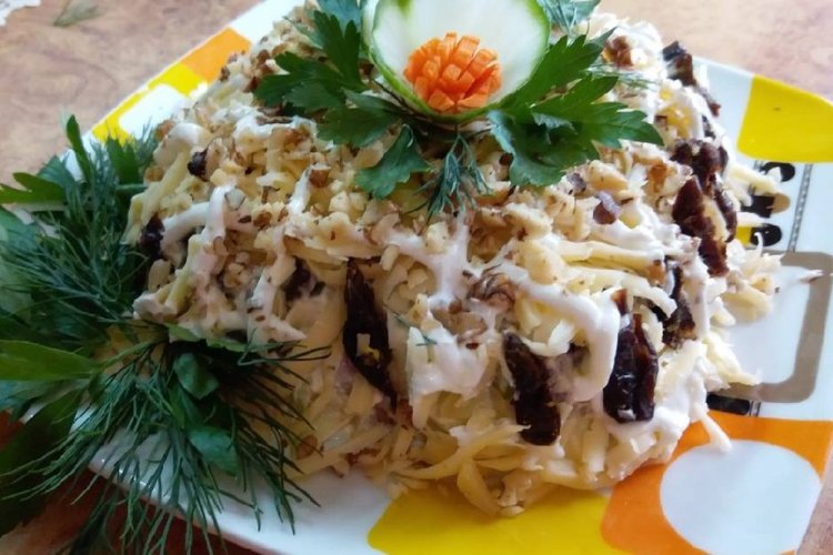 Салат со свиным языком и черносливом