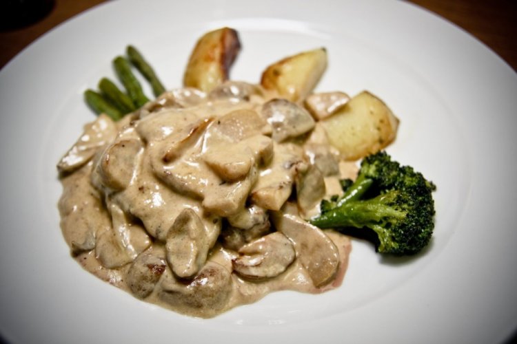 Свиной язык с грибами