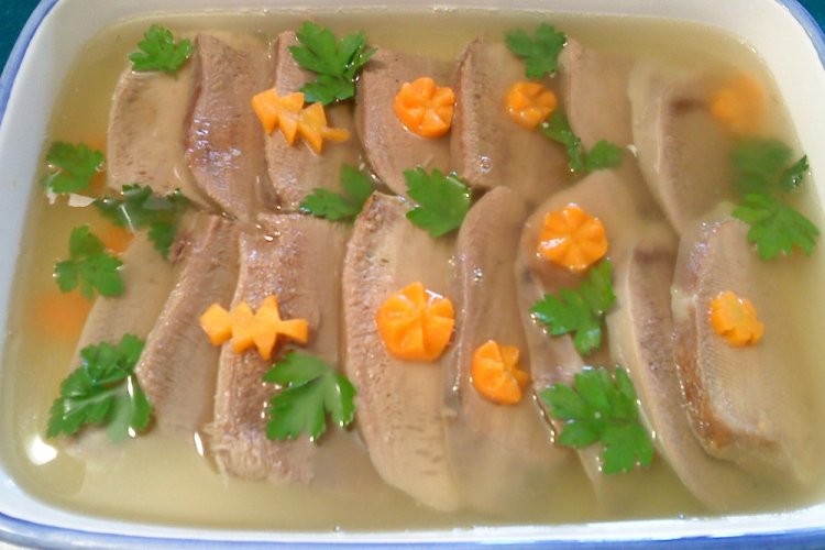 Заливное из свиного языка