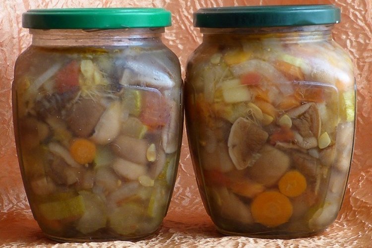 Маринованные маслята с овощами