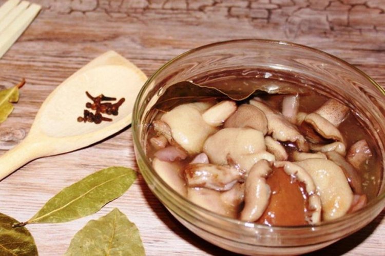 Маринованные маслята с хреном