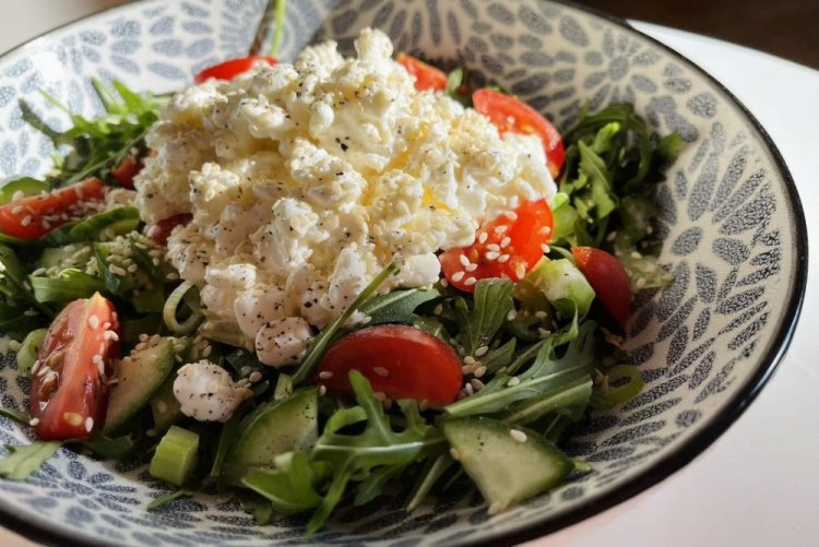 Салат с рукколой и зернистым творогом