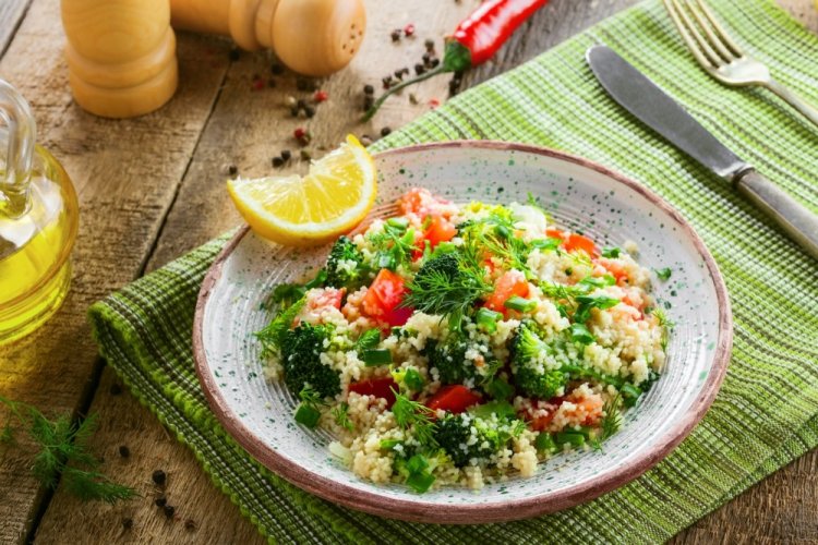 Салат с брокколи и кускусом