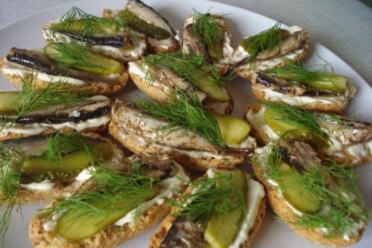 Канапе со шпротами
