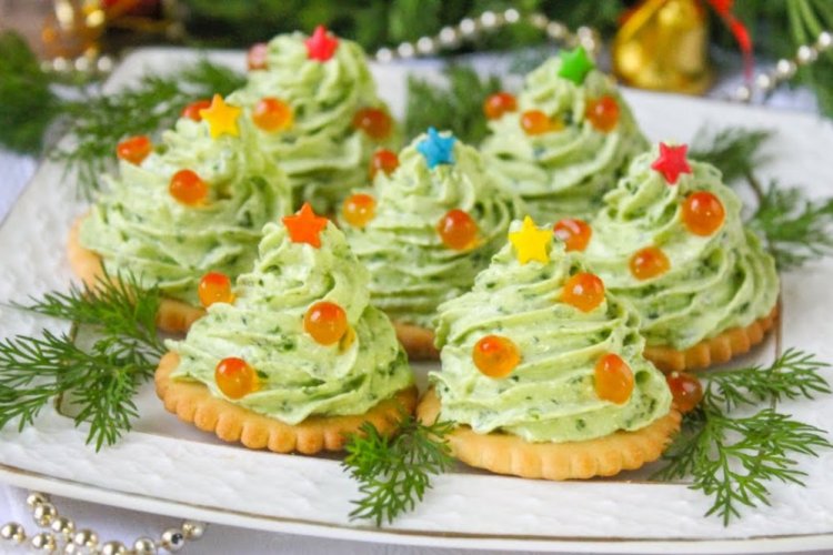 Крекеры со шпинатом и красной икрой