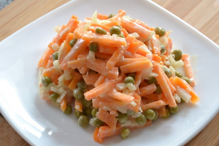 Салат с морковью и зеленым горошком