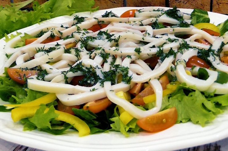 Салат с кальмарами и овощами