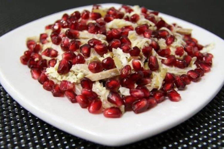 Салат с вареным языком и гранатом