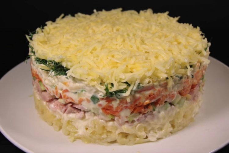Слоеный салат с копченой курицей и корейской морковью