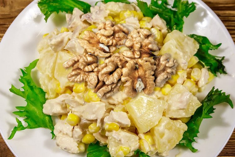 Новогодний салат с курицей, ананасами и орехами