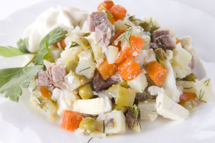 Новогодний салат с картофелем и индейкой