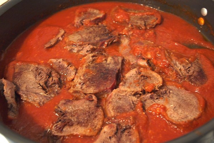Тушеный говяжий язык с подливой