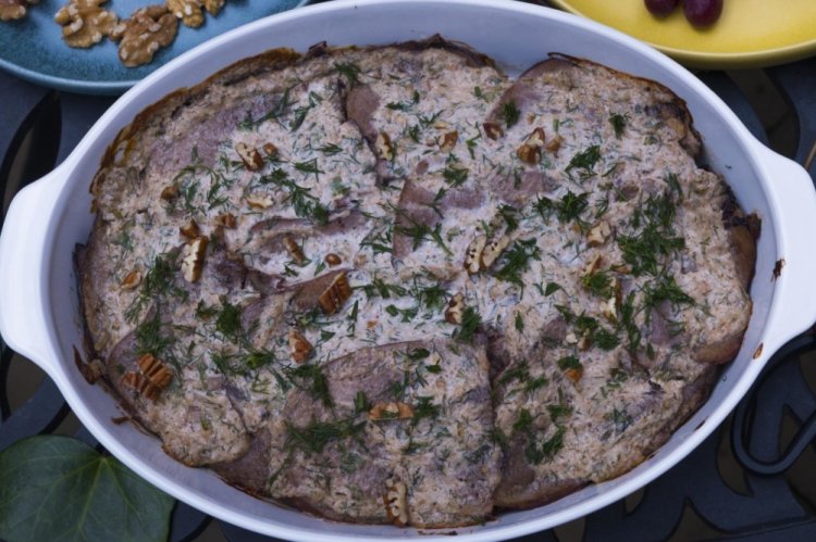 Говяжий язык с грецкими орехами