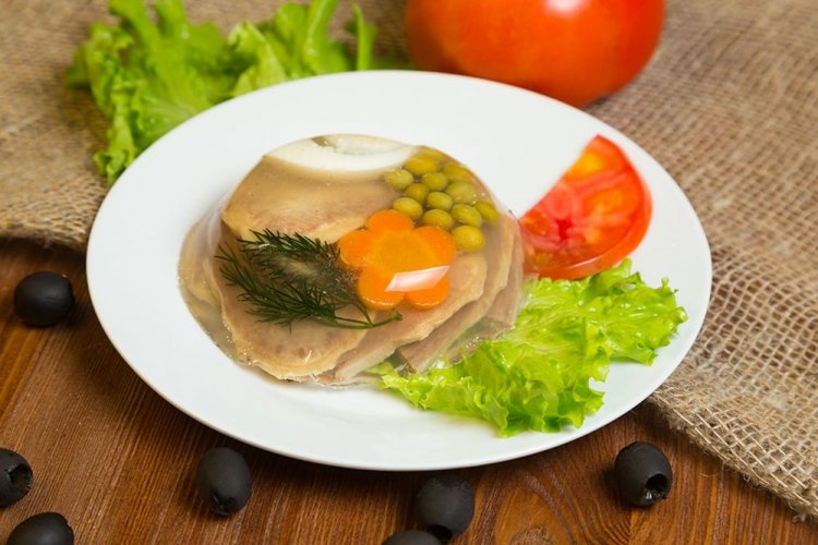 Заливное из говяжьего языка