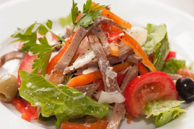 Салат из говяжьего языка и овощей