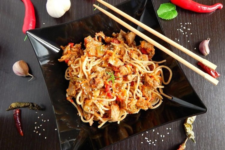 Лапша вок с курицей и соусом терияки