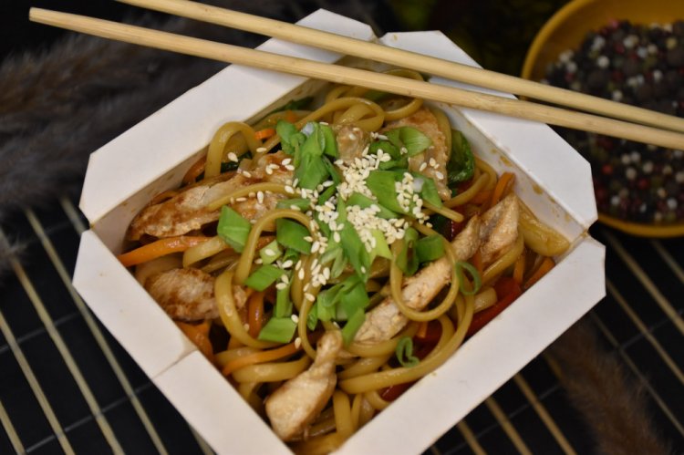 Лапша вок с курицей с орехами кешью