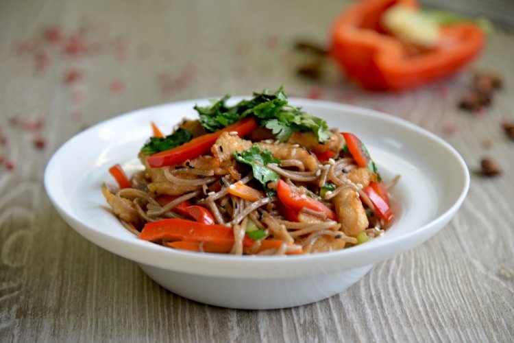 Лапша вок с курицей и шпинатом