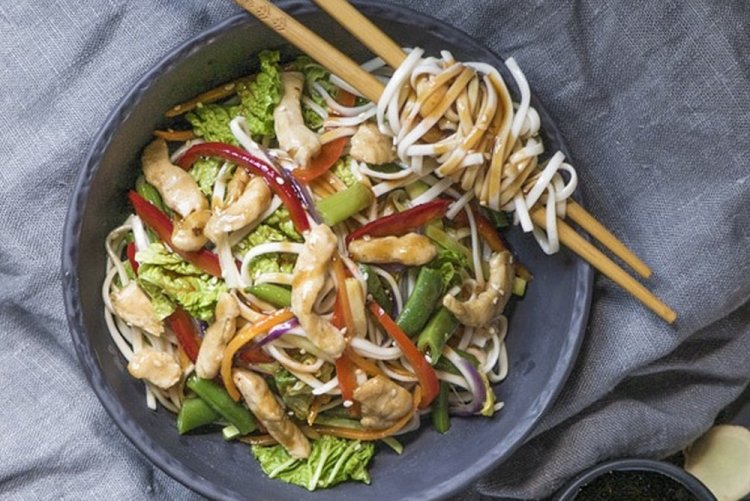 Лапша вок с курицей и пекинской капустой