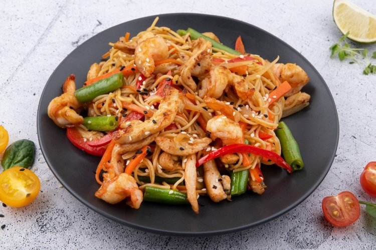 Лапша вок с курицей и стручковой фасолью