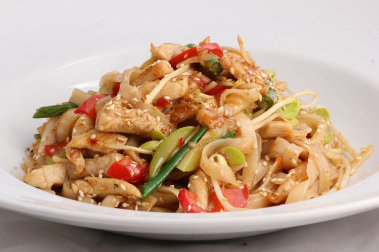 Лапша вок с курицей и огурцами