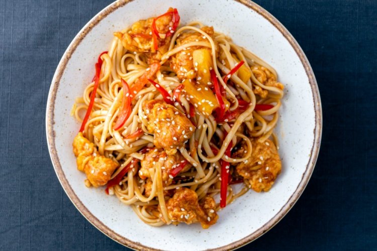 Лапша вок с курицей и ананасами