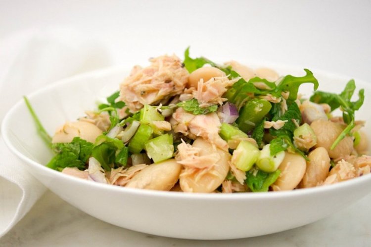 Салат с сельдереем и тунцом