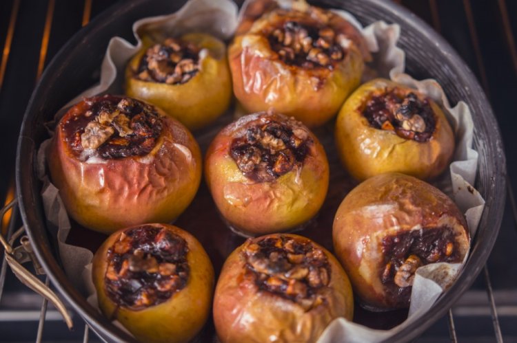 Запеченные яблоки с имбирем и черносливом