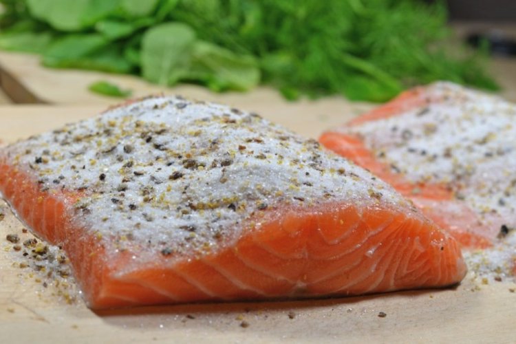 Красная рыба с сахаром и солью