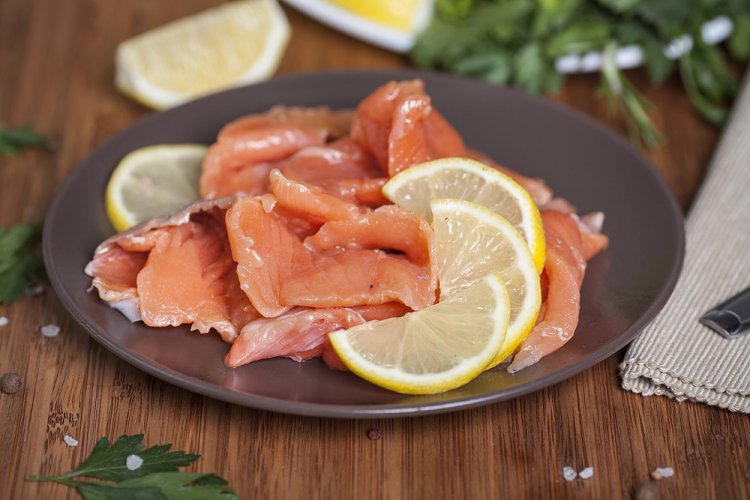 Соленая красная рыба с лимоном