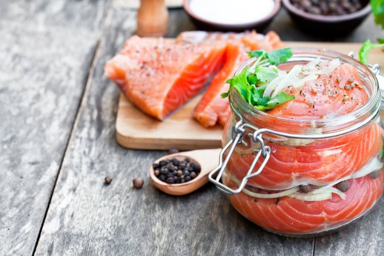 Соленая красная рыба с луком в банке