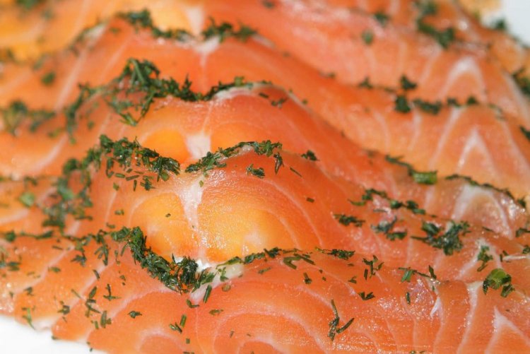 Соленая красная рыба с укропом