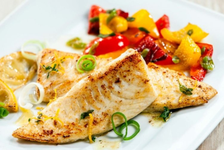 Палтус с грибами и овощами в духовке