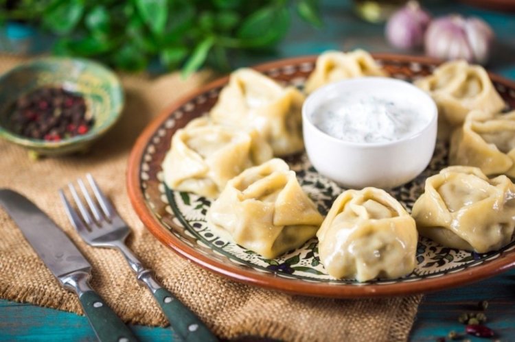 Манты с фаршем и помидорами