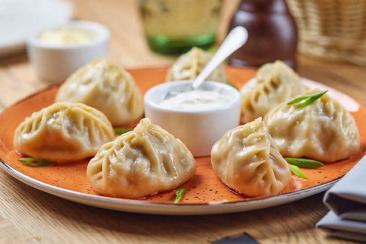 Манты со шпинатом и адыгейским сыром