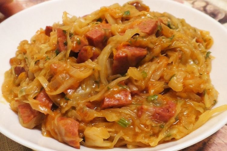 Классический бигус с копченой колбасой