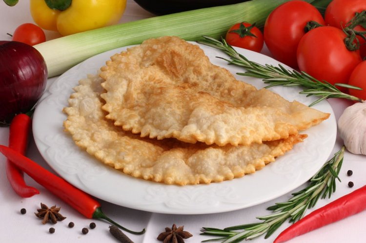 Чебуреки с сыром и помидорами