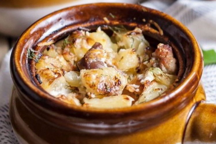 Кролик в сметане в горшочках