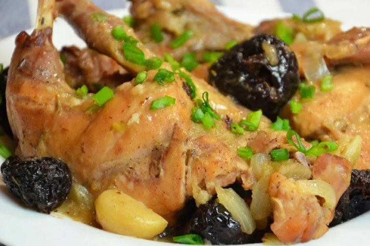 Кролик с черносливом в сметане