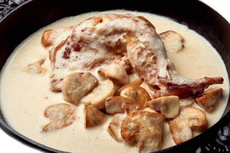 Кролик с грибами в сметане