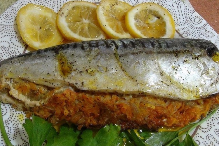 Скумбрия с луком и морковью в фольге