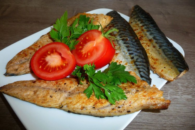 Филе скумбрии со сметаной и луком в фольге