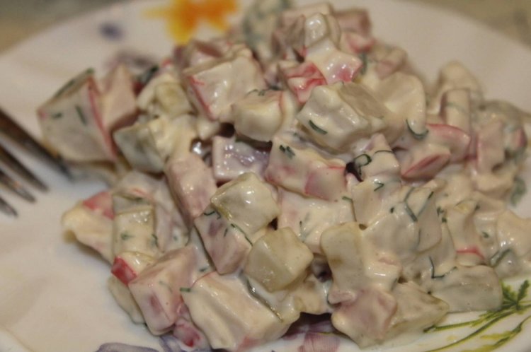 Салат с крабовыми палочками и ветчиной