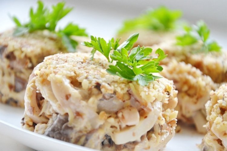 Салат с кальмарами, шампиньонами и сыром