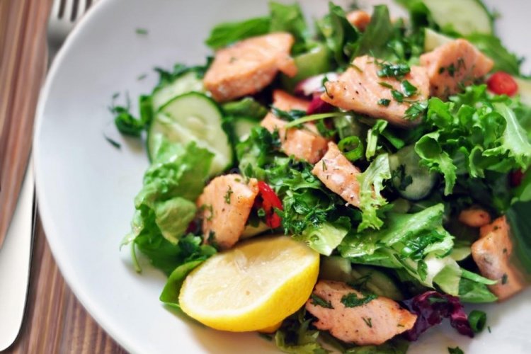 Салат с запеченным лососем и овощами