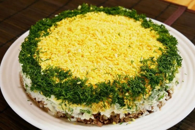 Салат с куриной печенью и рисом