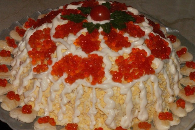 Салат с красной икрой и свежими огурцами