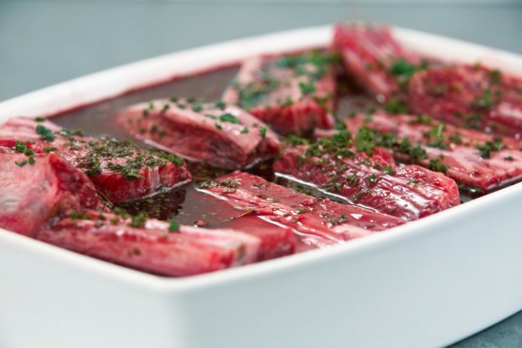 Маринад с вином для свиных ребрышек