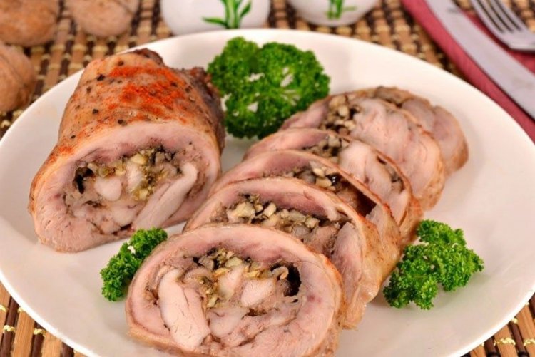 Куриный рулет с фисташками